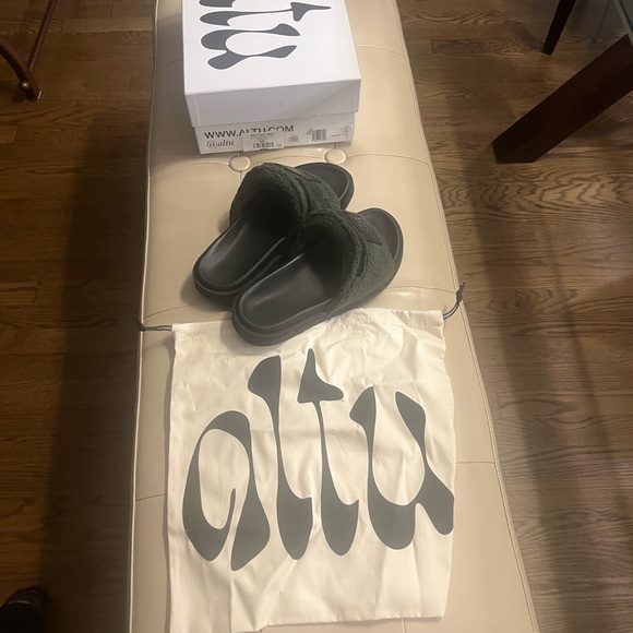 Altu Green Slides by ALTUZARRA/ALTU. Size 37. Worn once . Runs wide. - Picture 5 of 7